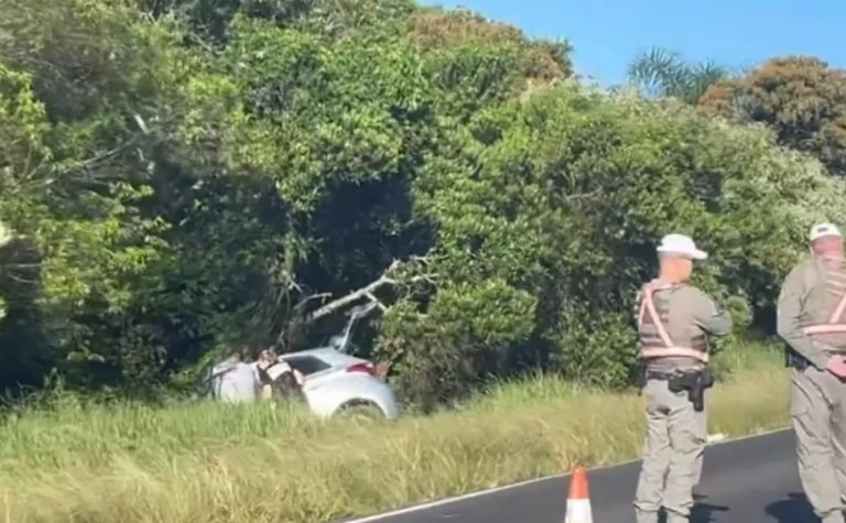 Mulher sofre acidente, sai de carro para pedir ajuda e morre atropelada no RS