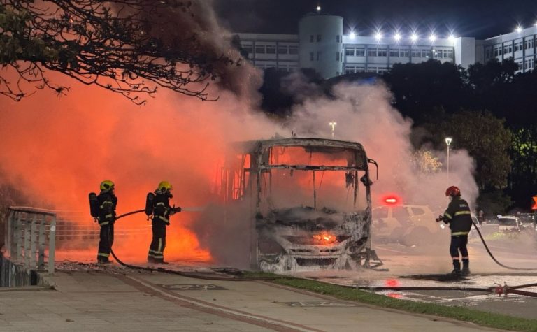 Ônibus do Transcol é incendiado na Ponte de Camburi