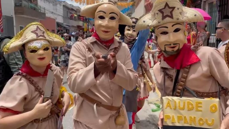Papangus tomaram as ruas de Bezerros neste domingo; COM VÍDEOS