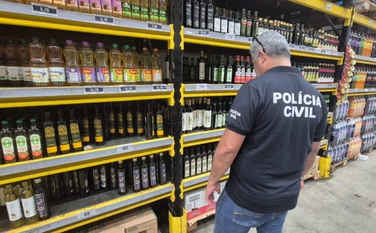 Polícia apreende em supermercados do ES mais de 8 mil litros de óleo fraudado