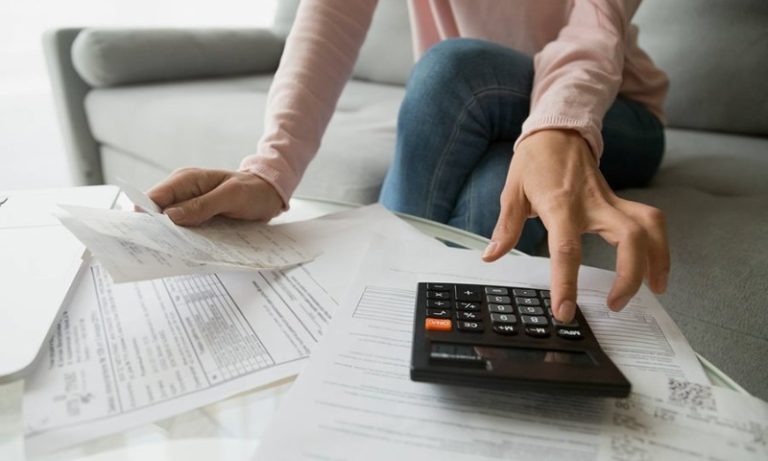 Recepcionista faz empréstimo com 5 agiotas após dívida de R$ 100 mil no “Tigrinho”