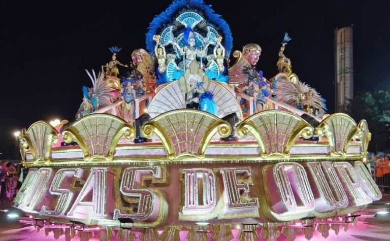 Rosas de Ouro vence o Carnaval de SP com enredo sobre o mundo dos jogos