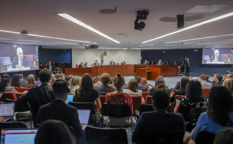 Moraes vota para tornar Bolsonaro réu e aponta ‘indícios razoáveis’ de golpe