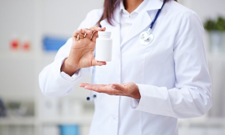 Conselho permite que farmacêuticos prescrevam remédios e gera reação de entidades