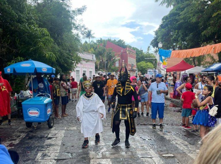 Super-heróis e “lutadores” fazem a festa no domingo do Alto da Sé; COM VÍDEOS