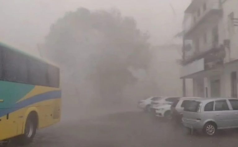 Temporal com chuva de granizo atinge cidade do ES