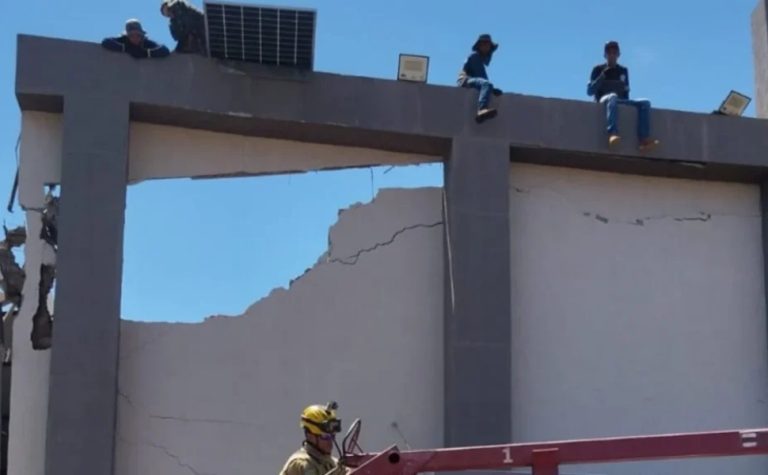 Teto de igreja desaba durante instalação de placas solares em Goiânia