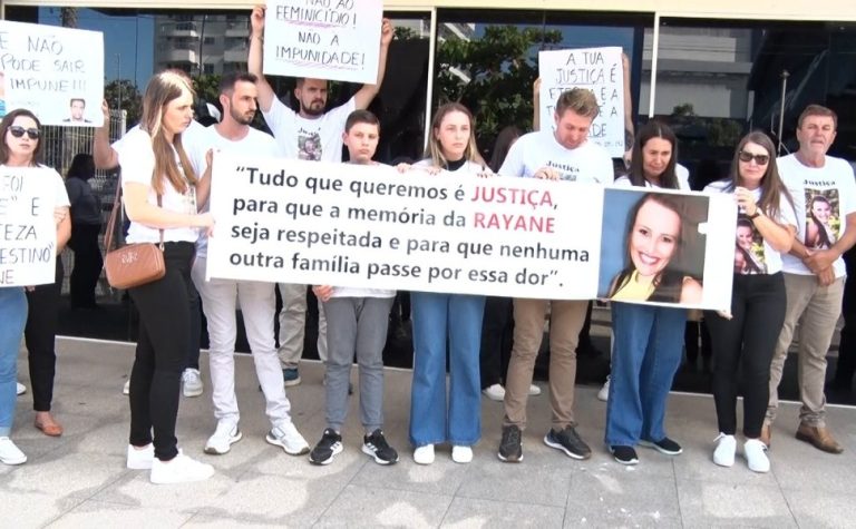 “Traz muita angústia”, diz mãe de miss assassinada após adiamento de júri