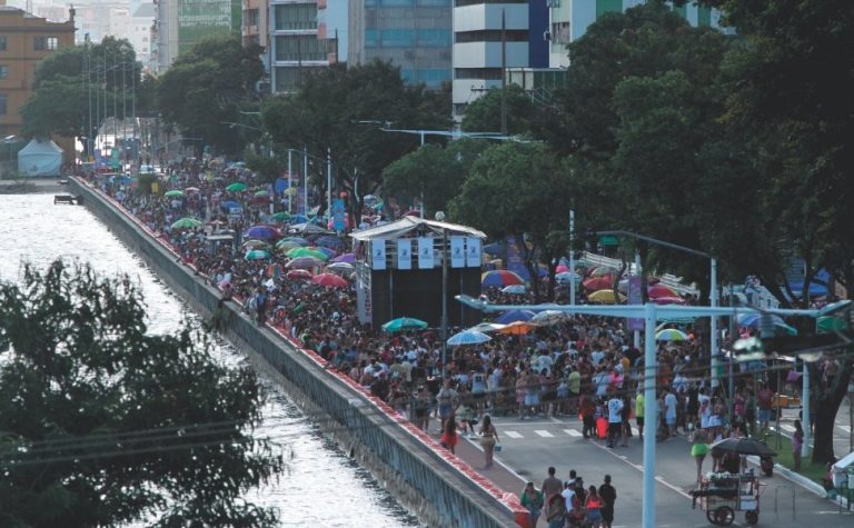 Turistas aprovam folia no Centro de Vitória: ‘Não há lugar como aqui’