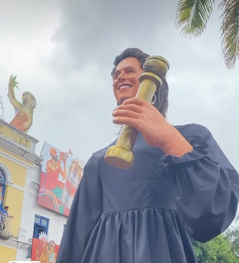 VÍDEO: Fernanda Torres premiada aparece em forma de boneco de Olinda