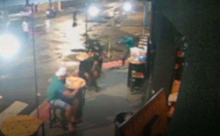 VÍDEO | Segurança é baleado à queima-roupa em bar de Vila Velha