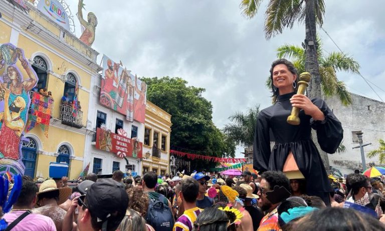 Veja a história por trás da boneca gigante de Fernanda Torres, sensação de Olinda