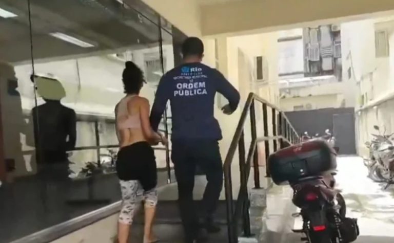 Vídeo mostra mulher chamando agente da prefeitura do Rio de ‘macaca’