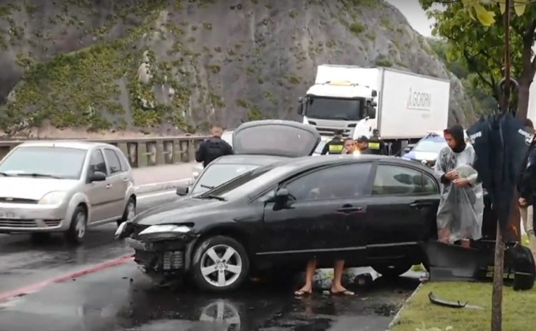 Acidente na Curva do Saldanha deixa três feridos e complica trânsito em Vitória