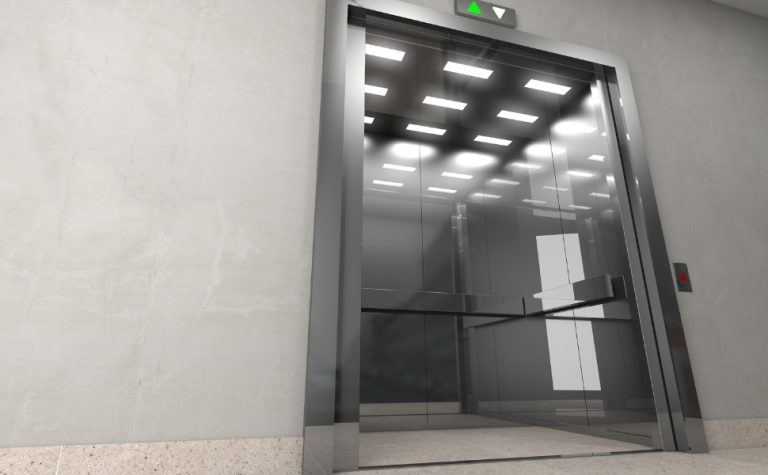 Aposentada fica ferida após cair em vão de elevador no Sul do ES
