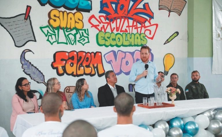 Aula de inglês para presos no Estado