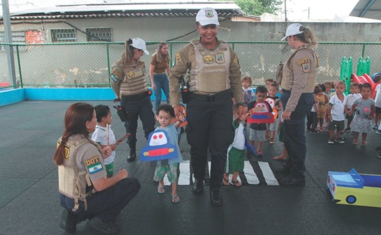Aula de trânsito para crianças em escolas da Serra