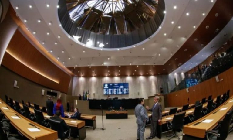 Proposta que eleva emendas a R$ 17 mi é adiada, mas ameaça renovação política em PE