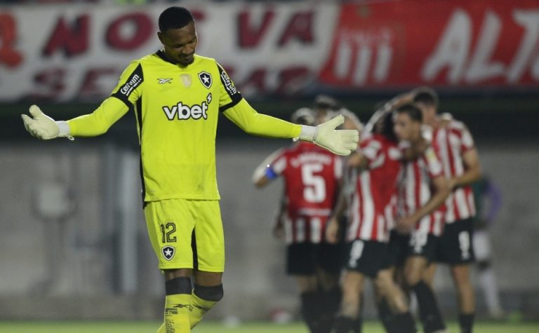 Botafogo leva frango, perde para o Estudiantes e se complica na Libertadores; veja