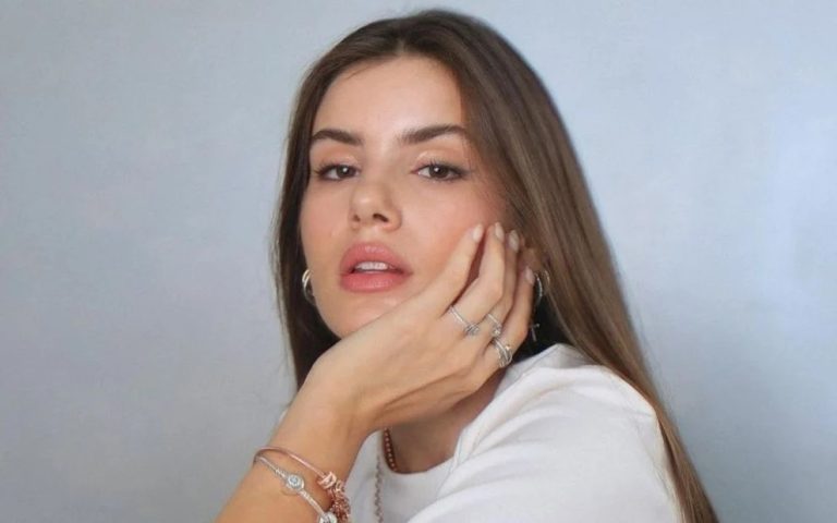 Camila Queiroz revela que mãe é manicure: ‘Querem fazer unha só pra saber de mim’