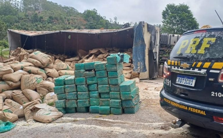Carreta com drogas tomba e moradores furtam parte da carga na BR-262