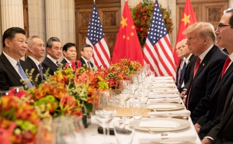 China vê Irã como parceiro estratégico, critica EUA e declara apoio a diálogo
