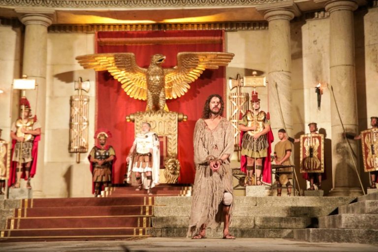 Ciclo das Paixões leva drama de Cristo para os quatro cantos do estado