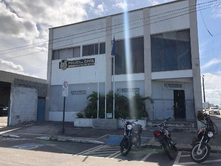 Rapaz é preso com arma e drogas durante depoimento em delegacia de Linhares