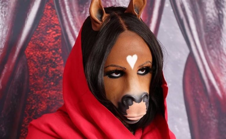 Conheça a ‘Mulher Cavala’, DJ que estará no Coachella e diz ser metade animal