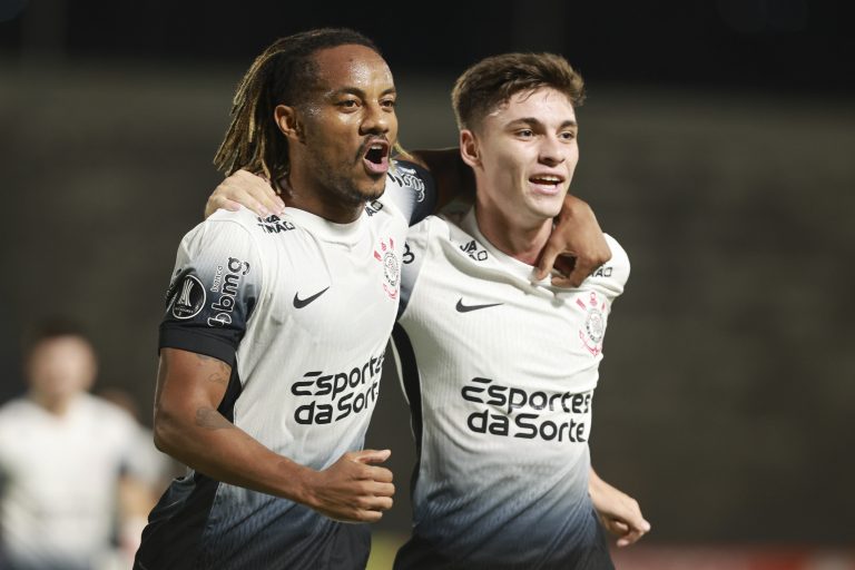 Corinthians pouco cria, mas conta com gol de Romero para vencer a primeira na Sula