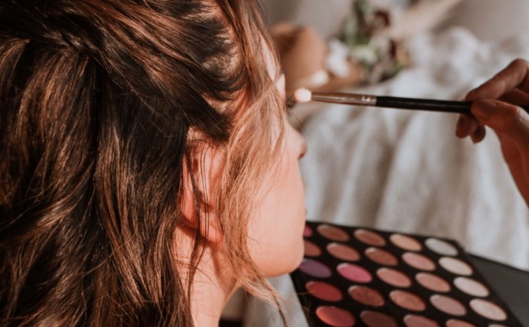 Cursos gratuitos abrem 10 mil vagas em beleza, educação e marketing
