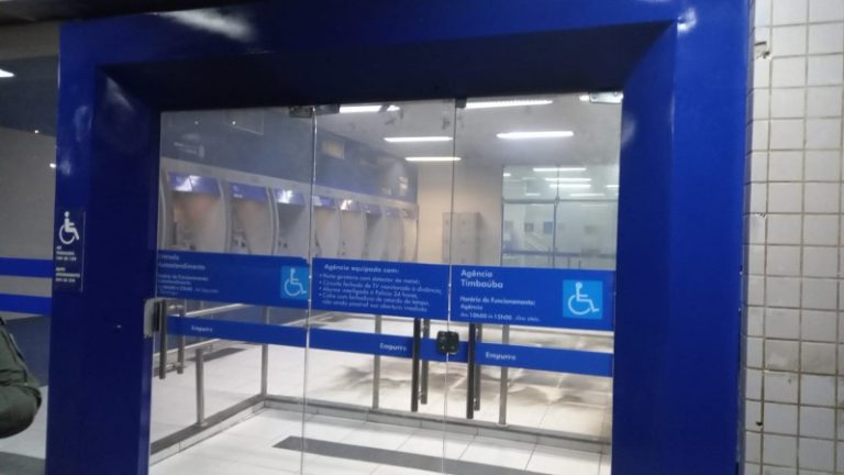 Dois homens arrombam agência da Caixa e tocam fogo no autoatendimento
