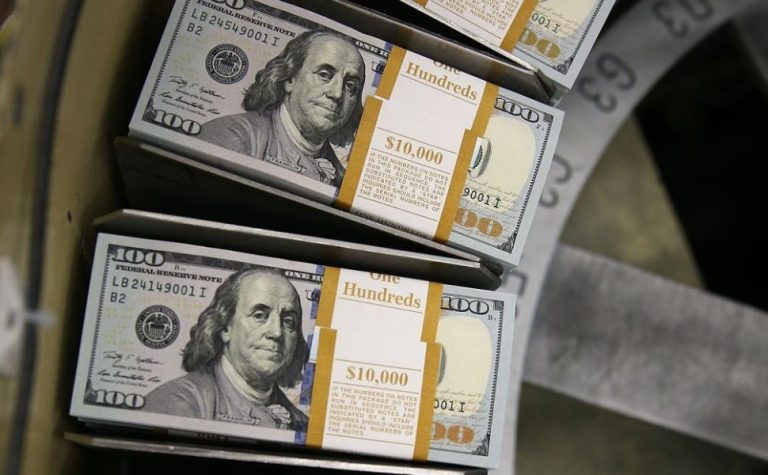 Dólar cai pela oitava vez seguida e fecha a R$ 5,63