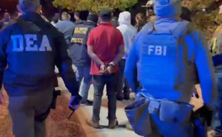 EUA: polícia invade boate e prende mais de 100 migrantes que estariam irregulares