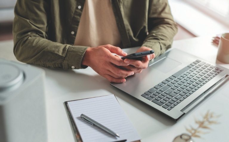 Empresas vão limitar uso de celular no trabalho para preservar a saúde mental