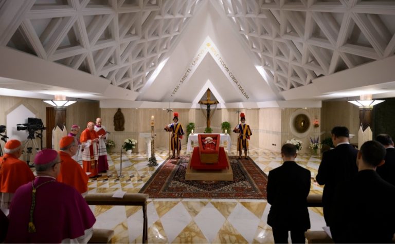 Entenda os símbolos nas primeiras imagens do papa Francisco em seu caixão