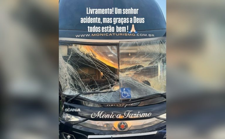 Ferrugem e equipe sofrem acidente e ônibus fica destruído