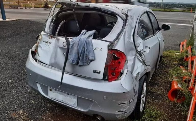 Homem ajuda trio que sofreu acidente e tem carro furtado por uma das vítimas