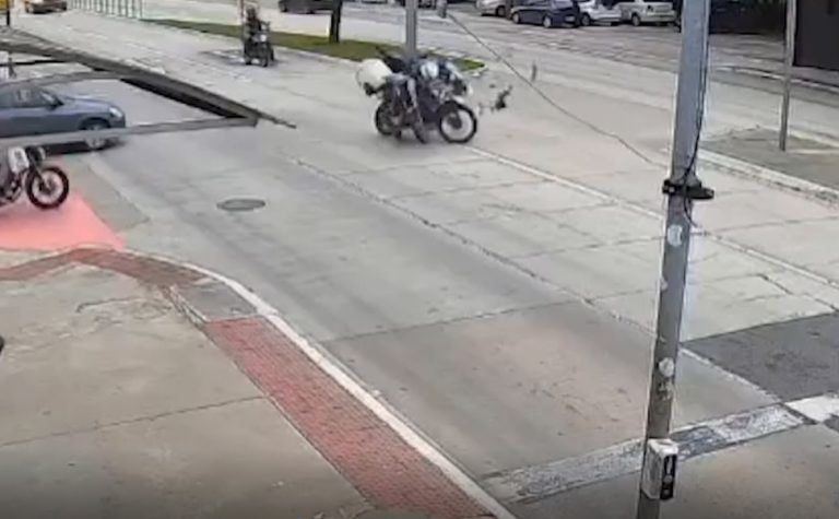 Homem é atingido por policial após militar furar o semáforo