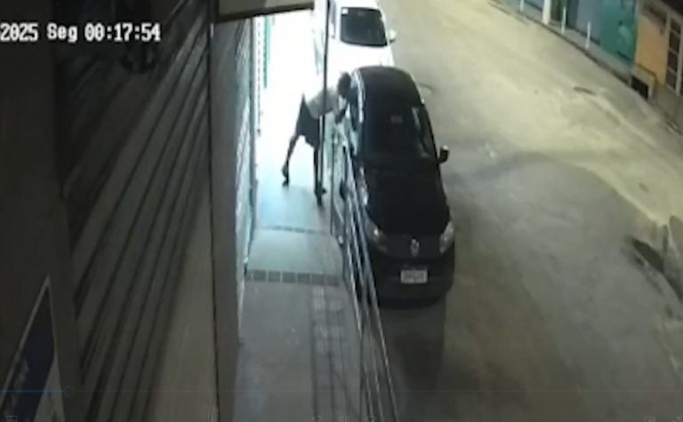 Homem perde mais de R$ 6 mil após ladrão furtar bolsa dentro de veículo