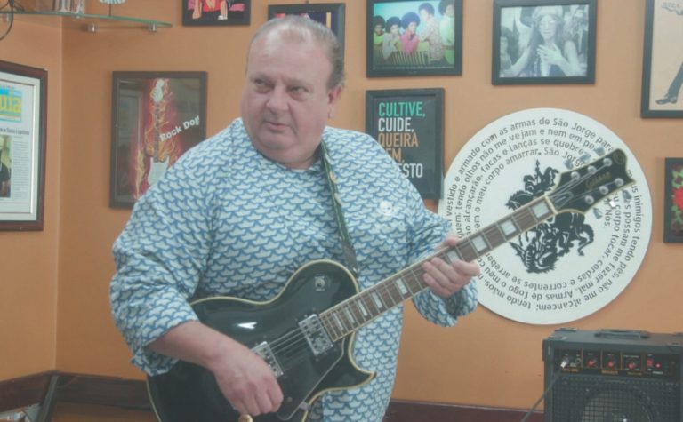 Jacquin leva guitarra e amplificador para dentro de cozinha de restaurante