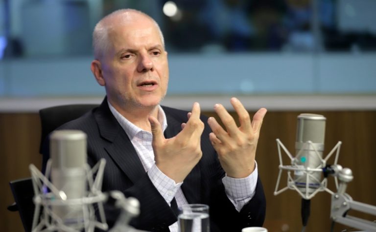 Presidente do INSS pede demissão após ordem de Lula em meio a operação da PF e CGU