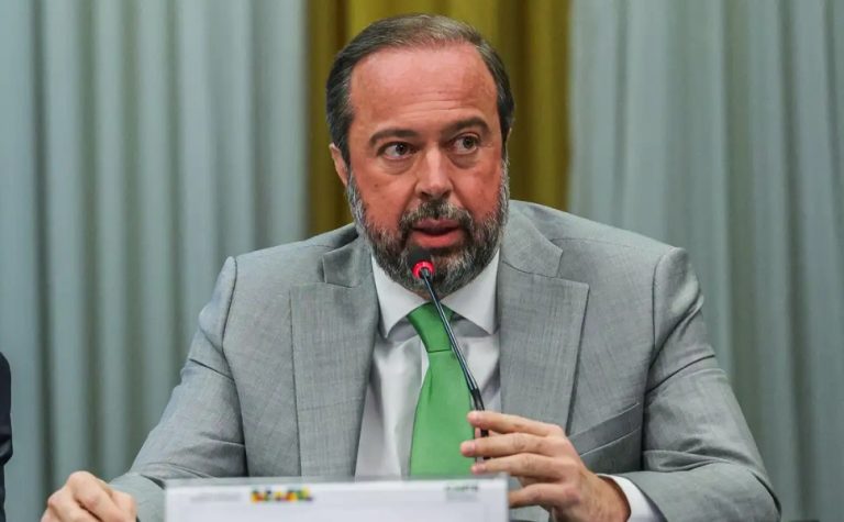 Ministro diz que vai levar adiante proposta de isentar conta de luz de 60 milhões