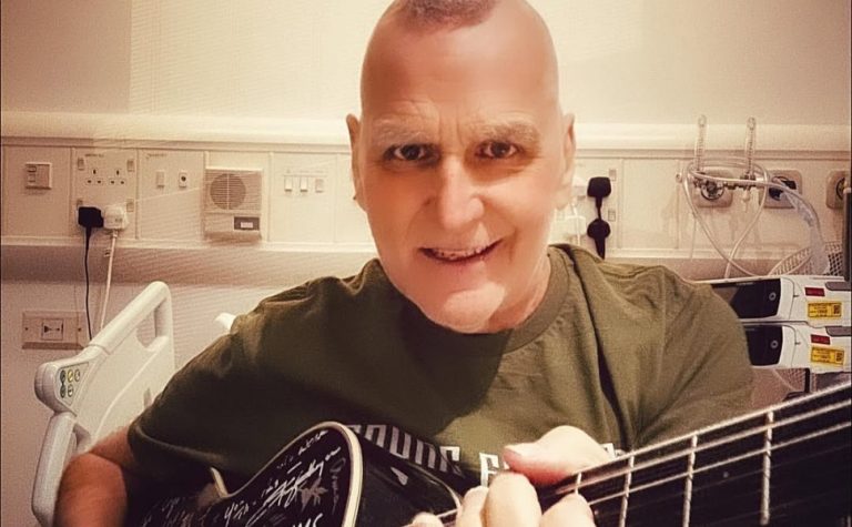 Morre Mike Peters, vocalista da banda The Alarm, aos 66 anos