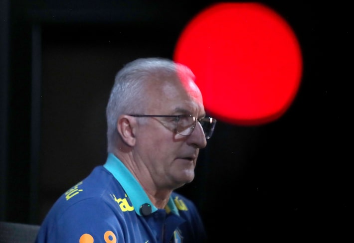 Negociação com Dorival se arrasta e executivo de futebol do Corinthians volta a SP
