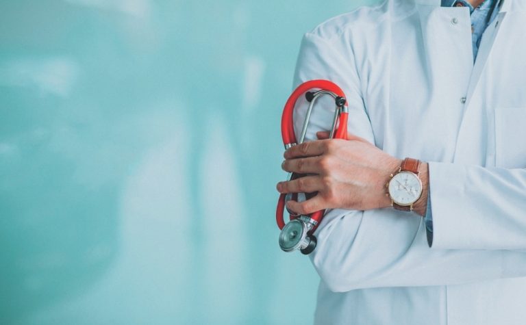 O que os médicos pensam sobre o provão do MEC para avaliar futuros profissionais