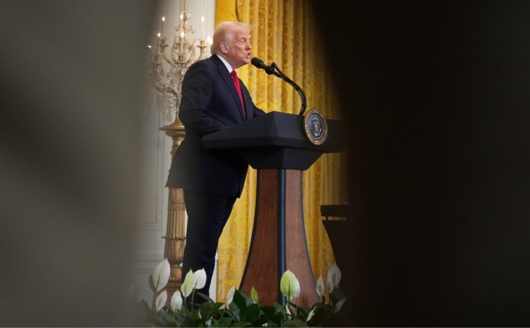 Juiz dos EUA derruba veto imposto pelo governo Trump à Associated Press