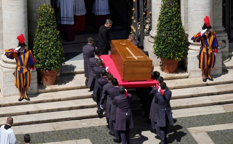 Papa Francisco é sepultado em cerimônia reservada após funeral