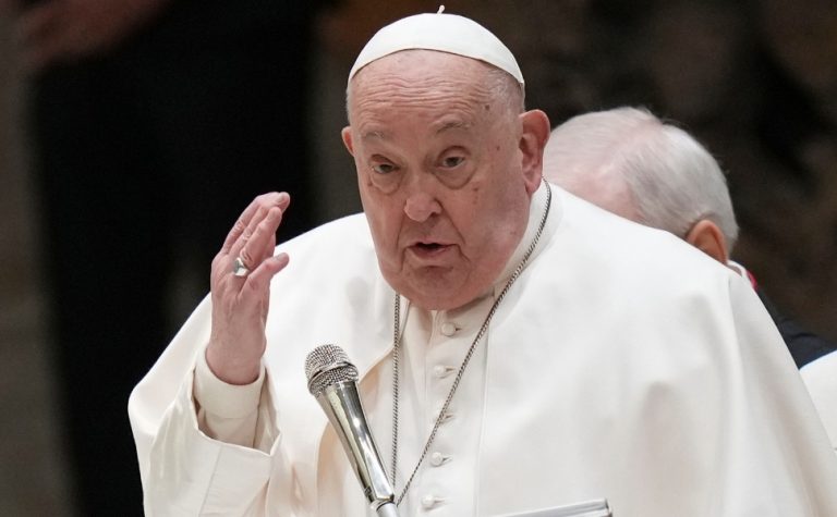 Derrame é a provável causa de morte do papa Francisco, diz imprensa italiana