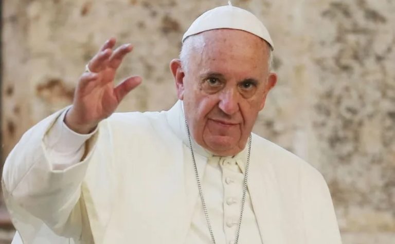 Raquel Lyra e João Campos prestam homenagem ao papa Francisco